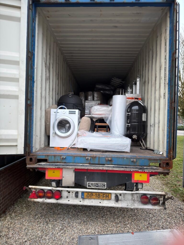De dag dat ons huis in een container verdween container geladen