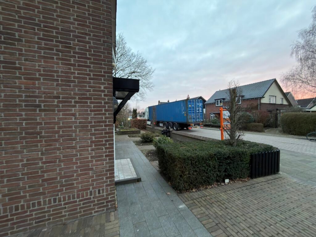De dag dat ons huis in een container verdween container vertrekt